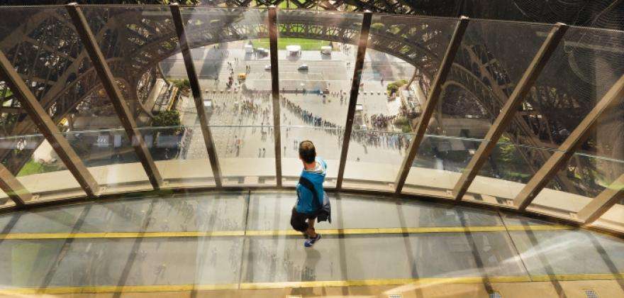 La Tour Eiffel et son premier étage transparent