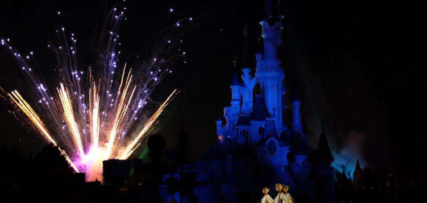 Paris est en fête : feux d'artifices au parc Disneyland et Exposition Dali