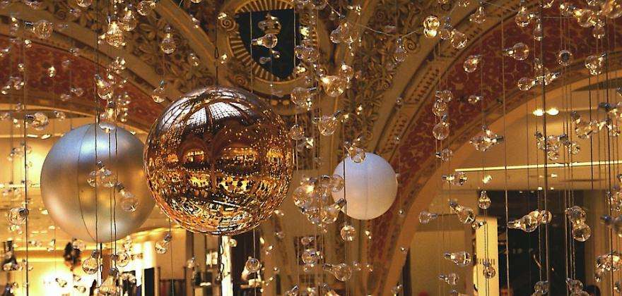 A festive and illuminated Christmas in Paris