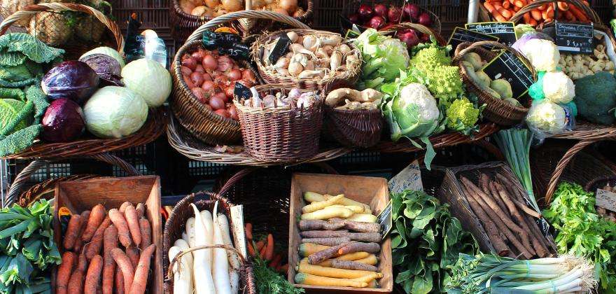 Dans les allées du plus vieux marché couvert de Paris