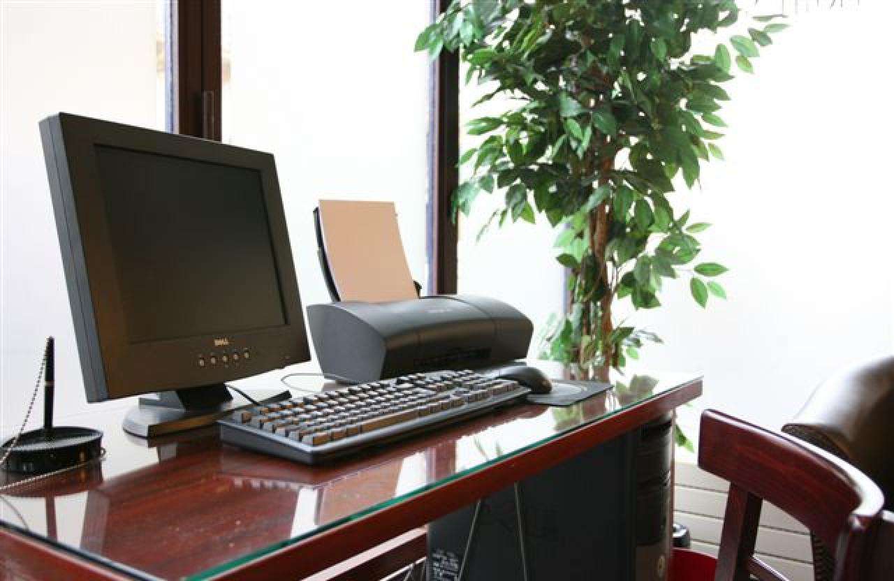 Paris France Hotel - Computer